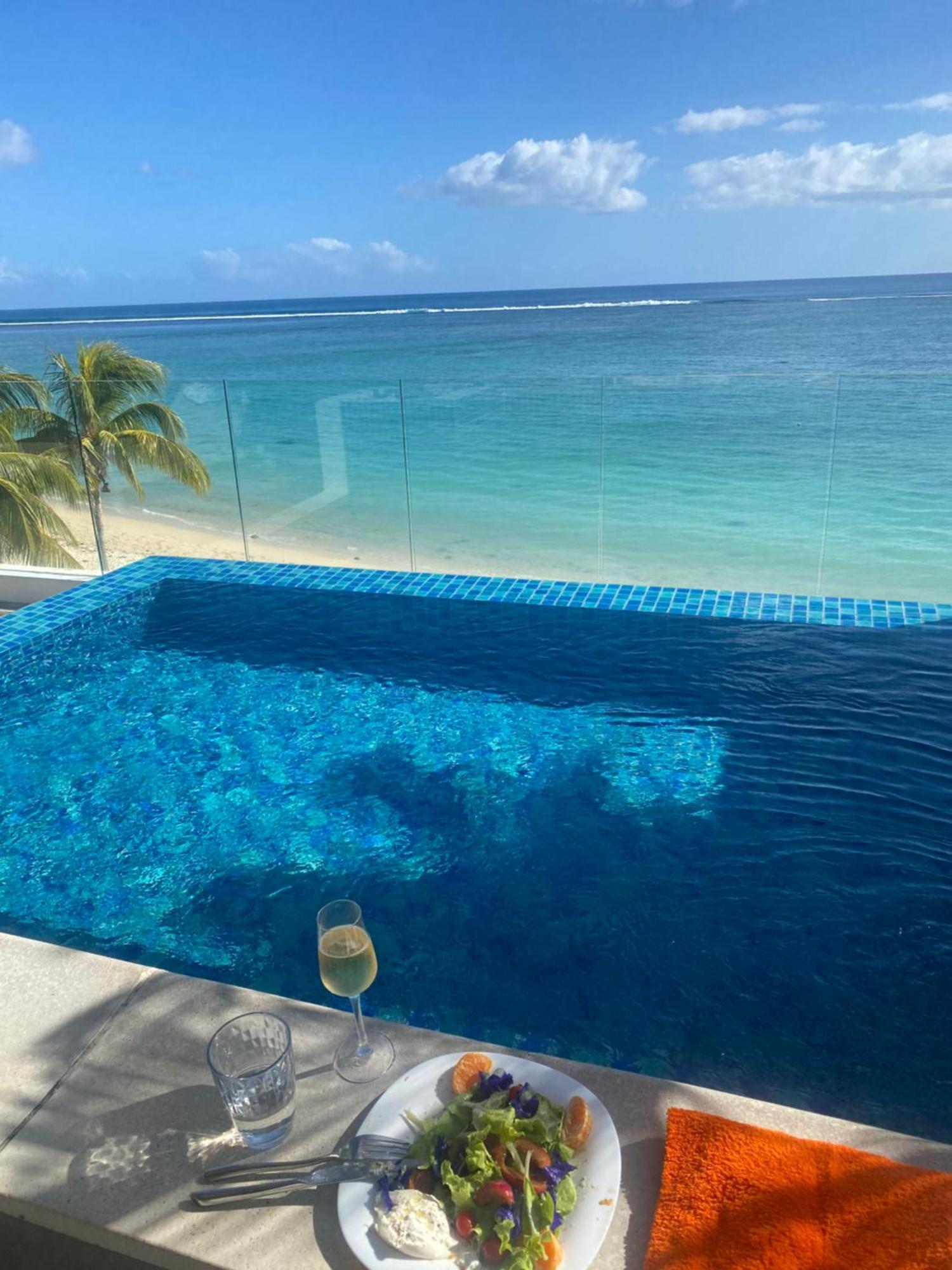 Cap Ouest Beachfront Luxury Penthouse & Apartment Flic en Flac Bagian luar foto